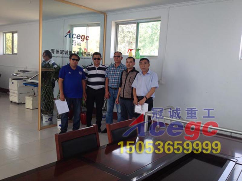 國外客戶參觀訂購洗沙機產(chǎn)品 國外客戶參觀訂購洗沙機產(chǎn)品